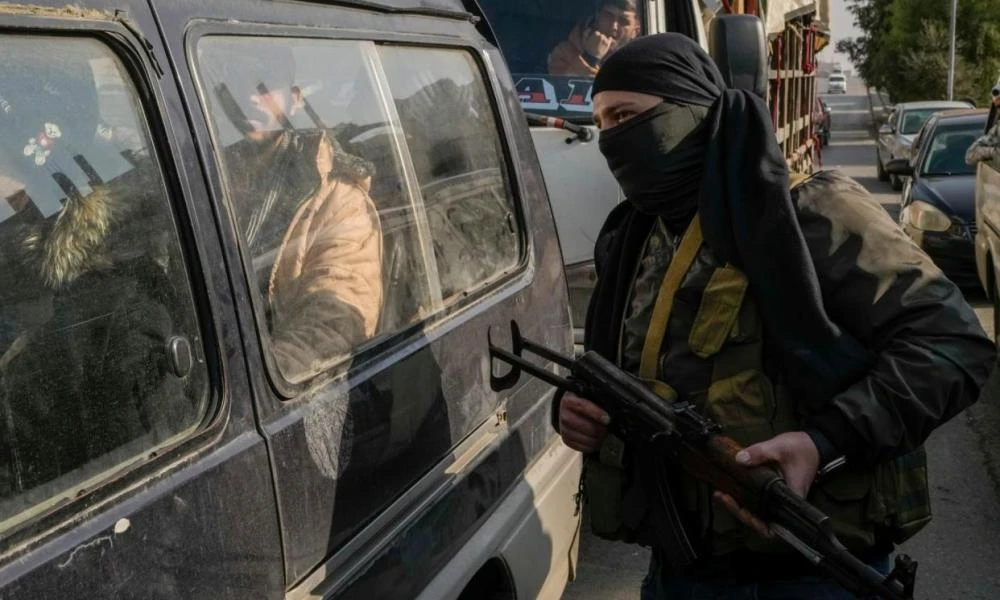 Συρία: Οι Αλαουίτες κατέλαβαν στρατιωτική βάση στην Ταρτούς - Έκλεισαν μέσα αιχμάλωτους του Τζολάνι